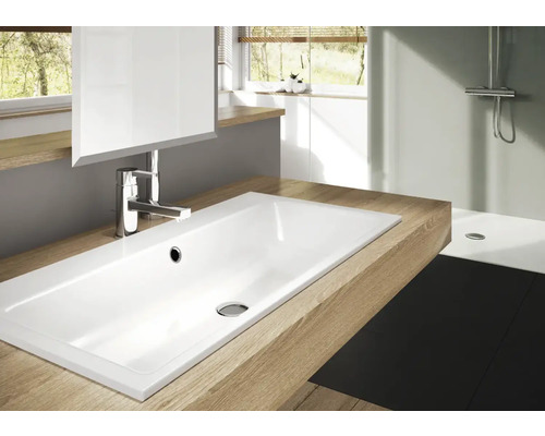 Salle de bains moderne avec vasque à poser, robinetterie et miroir