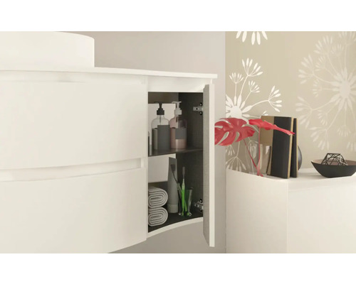 Meuble-lavabo blanc avec placard ouvert pour le rangement de la salle de bain