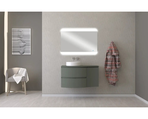 Modernes Badezimmer mit Waschtisch, Spiegel mit Beleuchtung und Dekorationsartikeln für eine stilvolle Atmosphäre