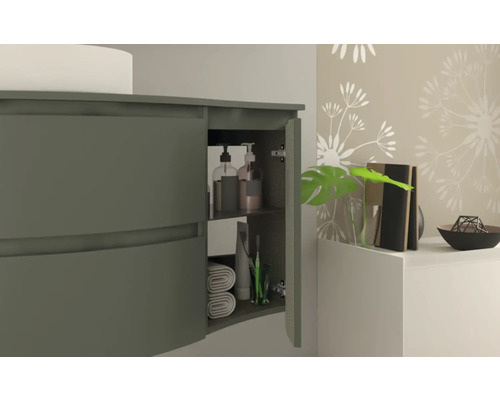 Badezimmerschrank mit offenem Fach zur Aufbewahrung von Badartikeln