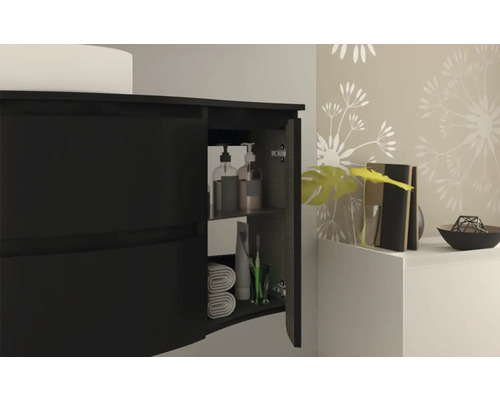 Salle de bains avec meuble bas ouvert pour ranger les serviettes et les articles de toilette