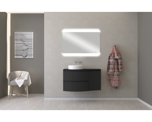 Salle de bain moderne avec meuble-lavabo, miroir lumineux et décorations