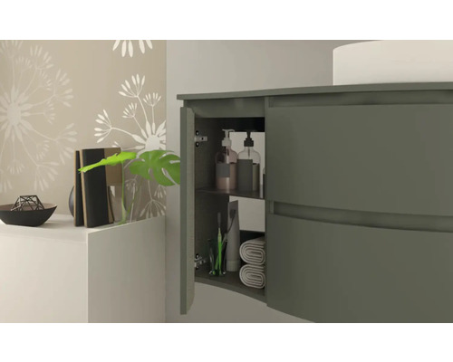 Salle de bains avec meuble sous-lavabo avec porte ouverte, étagères, serviettes et produits de soins