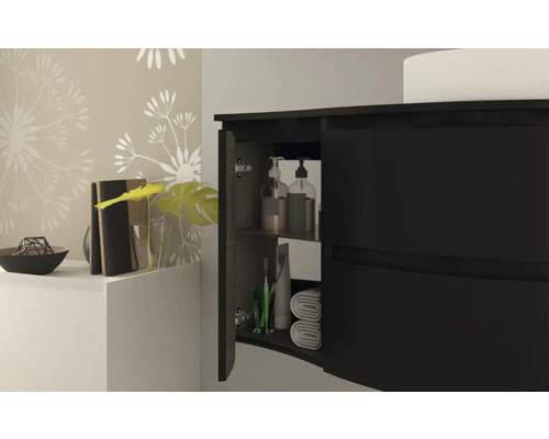 Meuble sous-lavabo noir avec porte ouverte et accessoires de salle de bains à l''intérieur