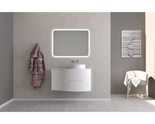 Salle de bains avec meuble sous-vasque, miroir avec éclairage et chaise