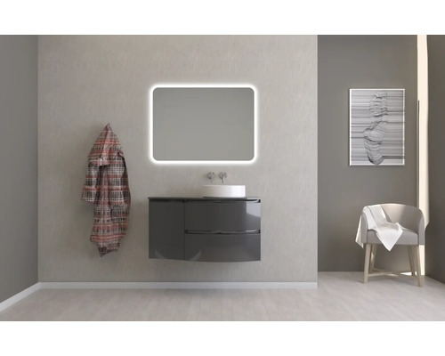 Salle de bains moderne avec miroir éclairé, meuble sous-lavabo et fauteuil