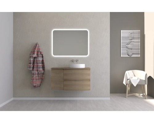 Salle de bains moderne avec meuble-lavabo, miroir lumineux et chaise