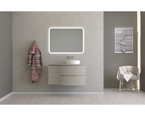 Salle de bains avec meuble-lavabo, miroir éclairé et décoration