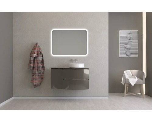 Salle de bains moderne avec meuble-lavabo, miroir éclairé, peignoir et chaise