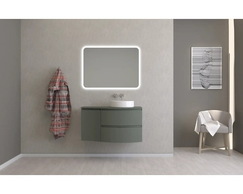 Salle de bains moderne avec miroir lumineux, meuble sous-vasque et fauteuil