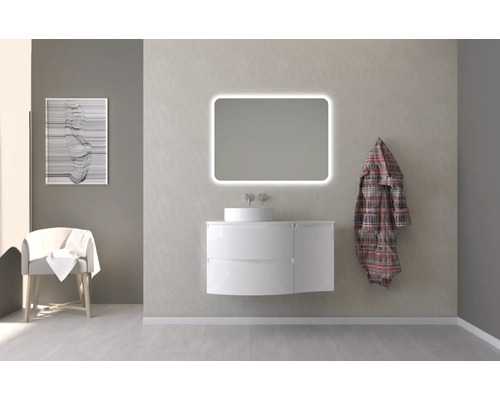 Salle de bain moderne avec meuble-lavabo, miroir éclairé et décoration