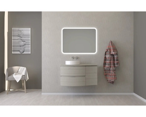 Salle de bains moderne avec meuble-lavabo, miroir avec éclairage et éléments décoratifs