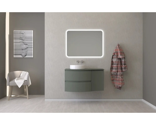 Salle de bains moderne avec meuble sous-vasque, miroir avec éclairage, chaise et décoration