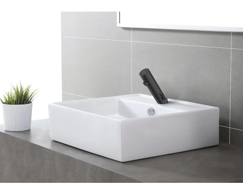 Rechteckiges Aufsatzwaschbecken mit Armatur in einem modernen Badezimmer.