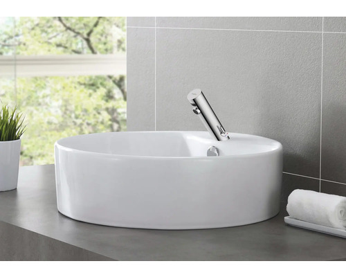 Vasque à poser en céramique avec robinet dans une salle de bains.