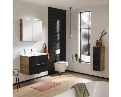 Badezimmer mit Waschtisch, Spiegelschrank, Hänge-WC und Hochschrank in modernem Design