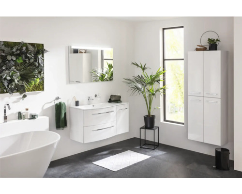 Badezimmer mit Badewanne, Waschtisch, Spiegel, Schrank und Dekorationen in hellem Design