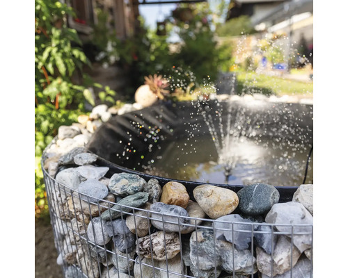 Gartenteich mit Gabionenumrandung und Wasserspiel