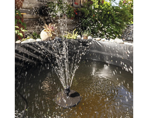 Solarbetriebene Teichpumpe im Gartenteich mit Wassersprühfunktion