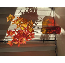 Dekorative Äste mit Herbstlaub in Glasvase