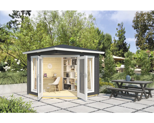 Gartenhaus Outdoor Life Oban 40 inkl. Fußboden 282,3 x 282,3 cm carbongrau Gartenhaus mit geöffneten Türen und Büromöbeln im Inneren, sowie einer Picknickbank im Garten