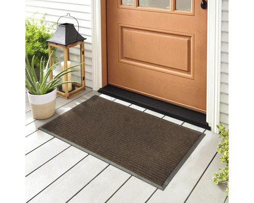 Paillasson devant une porte d''entrée avec décoration