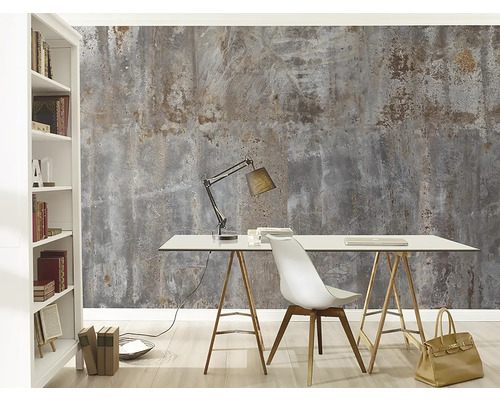 Aménagement d''une pièce avec un papier peint gris aspect béton, une table, une chaise et une bibliothèque