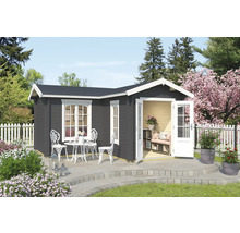 Gartenhaus mit Terrasse, Tisch und Stühlen im Garten