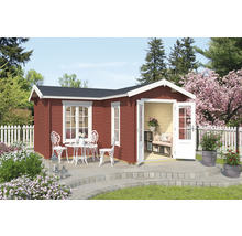 Holzgartenhaus mit Terrasse, Gartenmöbeln und geöffneten Türen.