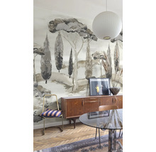 Salle à manger avec papier peint à motifs d''arbres, buffet et table à manger