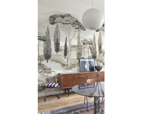 Salle à manger avec papier peint à motifs d''arbres, buffet et table à manger