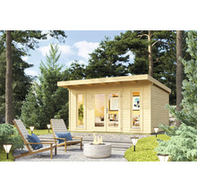 Holzgartenhaus mit Terrassenmöbeln und Beleuchtung im Garten