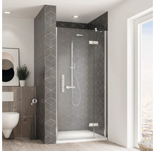 Salle de bains avec cabine de douche, toilettes et décorations