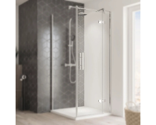 Cabine de douche avec paroi de douche en verre et raccords chromés dans une salle de bains