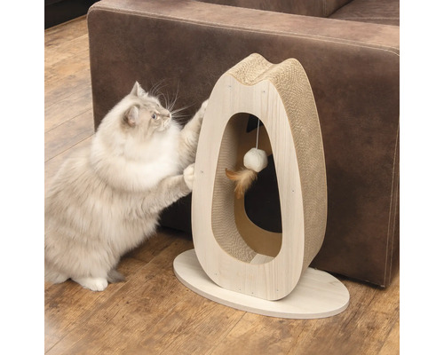 Chat utilisant un griffoir en bois et carton avec jouet