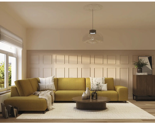 Wohnzimmer mit gelbem Ecksofa, Couchtisch, Teppich und Sideboard