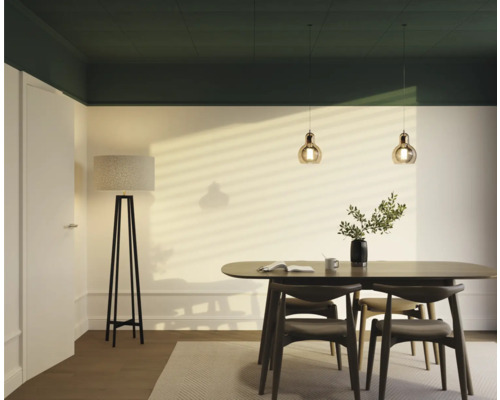 Esszimmer mit Esstisch, Stühlen, Stehlampe und Pendelleuchten