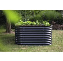 Hochbeet aus Metall im Garten mit angepflanztem Gemüse