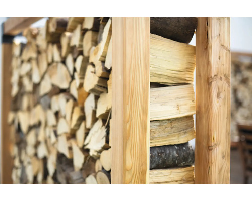 Gestapeltes Brennholz in einem Holzregal