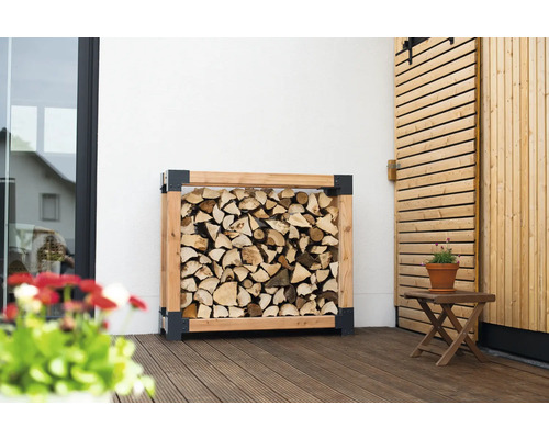 Holzlager mit Holz auf einer Terrasse