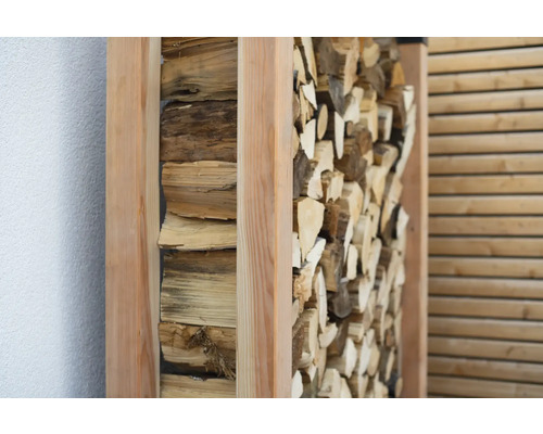 Holzstapel mit Holzrahmen zur Aufbewahrung von Brennholz
