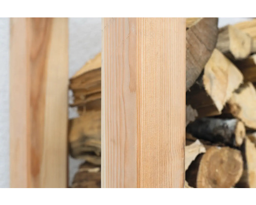 Holzlager mit Holzscheiten und Holzrahmen