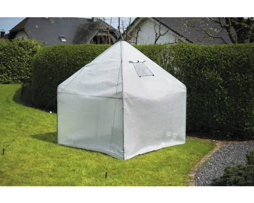 Petite serre avec fenêtre dans le jardin.