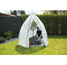 Gartenszene mit Folientunnel zum Schutz von Pflanzen im Garten.
