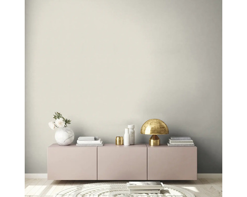 Wohnzimmer mit rosa Sideboard, Lampe und Dekoration