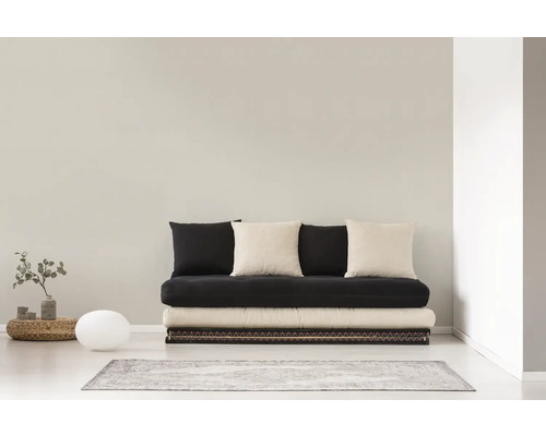 Zimmer mit Futonbett und Kissen