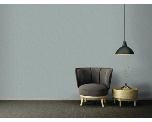 Wohnzimmer-Szene mit Sessel, Beistelltisch und Hängelampe