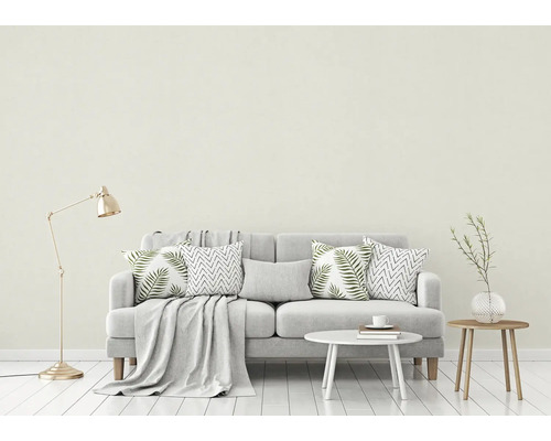 Salon avec canapé, coussins, couverture, table et lampadaire