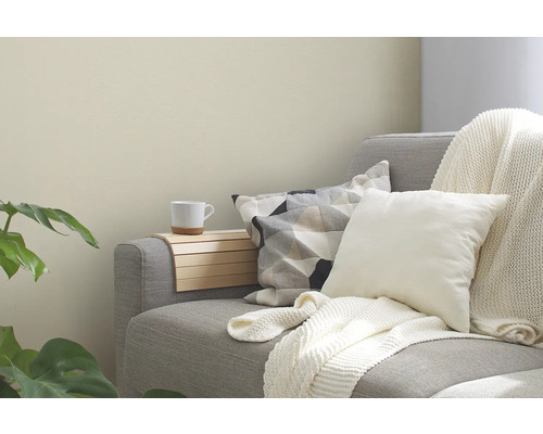 Dekoratives Wohnzimmer mit Sofa, Kissen und Beistelltisch