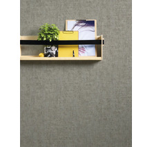 Regal aus Holz mit Pflanze und Büromaterial an der Wand